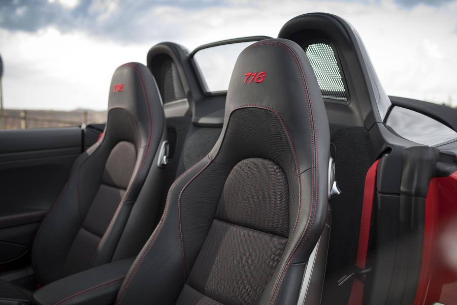 Детали интерьера Porsche 718 Boxster T (982) 2019 года  (WW) (фото 36 из 52)